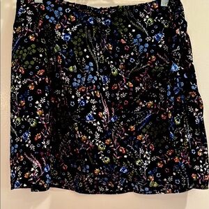 ⭐️NWT Floral Black Mini Skort by DR2 (L)